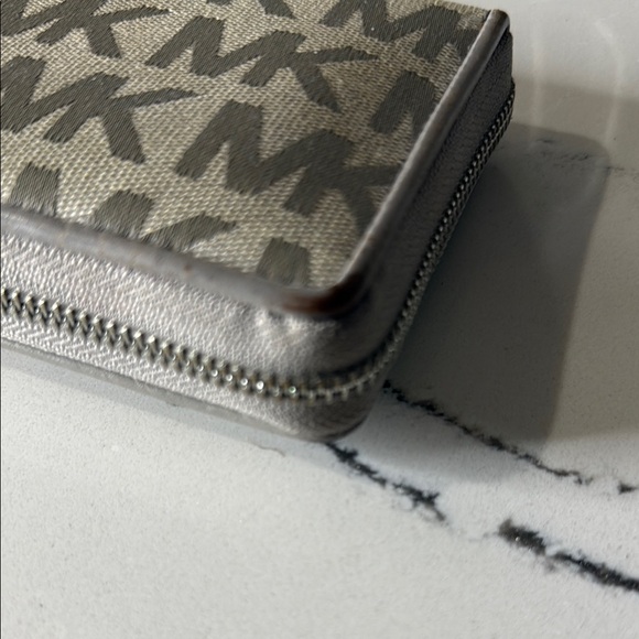 Michael Kors Jet Set Travel Continental Light Grey Logo Wristlet - Picture 6 of 12